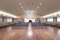 講堂 大型スクリーンと音響設備の整った講堂では、入学式や卒業式、講演会などが行われます。