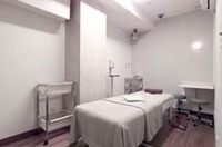 臨床施設 プライバシーを重視した防音個室の治療ブースは全7室。日本伝統医学(鍼灸)を地域社会へ広げる治療院と、学生の臨床実習の場としての役割を果たしています。