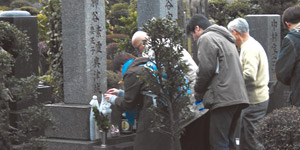 School trip to the tomb of Sorei Yanagiya