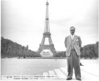 Yanagiya in front of the Eiffel Tower